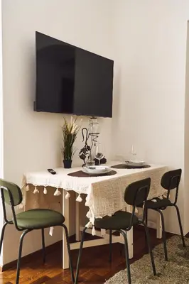 TV/Unterhaltungsangebot in der Unterkunft Pristine 2BD Apartment in Central Vienna Walking Distance to 1 District