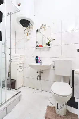 Ein Badezimmer in der Unterkunft Pristine 2BD Apartment in Central Vienna Walking Distance to 1 District