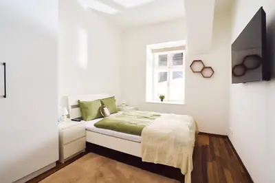 Ein Bett oder Betten in einem Zimmer der Unterkunft Pristine 2BD Apartment in Central Vienna Walking Distance to 1 District