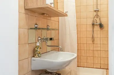 Grundriss der Unterkunft Spacious 2 private rooms in shared Apt, with WIFi & TV