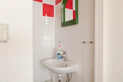 Grundriss der Unterkunft 10-Min to City Center Modern 1BR Apt with WIFI, TV