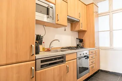 Küche/Küchenzeile in der Unterkunft Cozy 1BR Apartment with Garden near U6 Schöpfwerk Stop