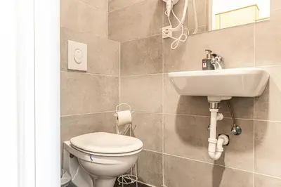 Ein Badezimmer in der Unterkunft Cozy 1BR Apartment with Garden near U6 Schöpfwerk Stop