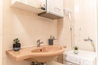 Ein Badezimmer in der Unterkunft Lovely 2BR Apartment, Near U6 Schöpfwerk