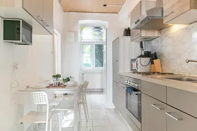 Küche/Küchenzeile in der Unterkunft Lovely 2BR Apartment, Near U6 Schöpfwerk