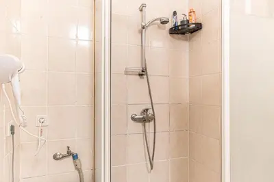 Ein Badezimmer in der Unterkunft Lovely 2BR Apartment, Near U6 Schöpfwerk