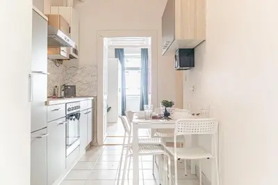 Küche/Küchenzeile in der Unterkunft Lovely 2BR Apartment, Near U6 Schöpfwerk