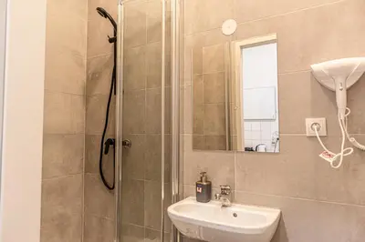 Ein Badezimmer in der Unterkunft Neighboring 3 Apts,- Ideal for Families & Friends