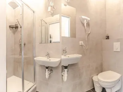 Ein Badezimmer in der Unterkunft Two Modern Apartments Comfortable Stay for Groups