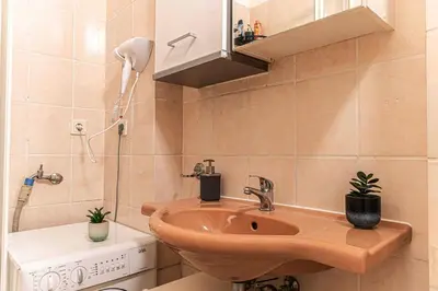 Ein Badezimmer in der Unterkunft Comfy 2BR Apt Near U6 Station -Long Term Stay