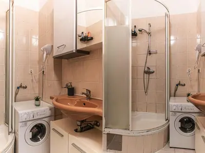 Ein Badezimmer in der Unterkunft Comfy 2BR Apt Near U6 Station -Long Term Stay