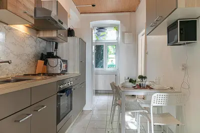 Küche/Küchenzeile in der Unterkunft Comfy 2BR Apt Near U6 Station -Long Term Stay