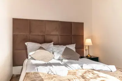 Ein Bett oder Betten in einem Zimmer der Unterkunft Comfy 2BR Apt Near U6 Station -Long Term Stay