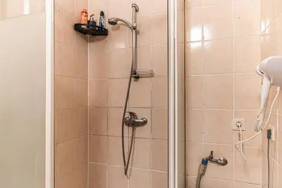 Ein Badezimmer in der Unterkunft Comfy 2BR Apt Near U6 Station -Long Term Stay