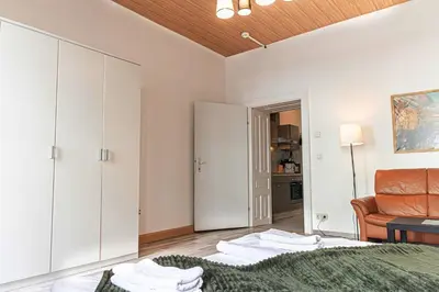 Ein Bett oder Betten in einem Zimmer der Unterkunft Comfy 2BR Apt Near U6 Station -Long Term Stay