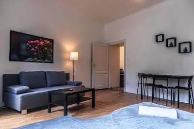 Ein Sitzbereich in der Unterkunft Pleasant 2BR Apartment Near U6 Station am Schöpfwerk