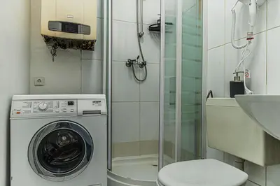 Ein Badezimmer in der Unterkunft Pleasant 2BR Apartment Near U6 Station am Schöpfwerk