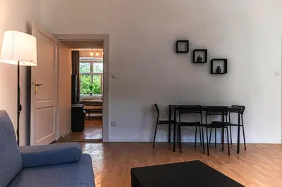 Ein Sitzbereich in der Unterkunft Pleasant 2BR Apartment Near U6 Station am Schöpfwerk