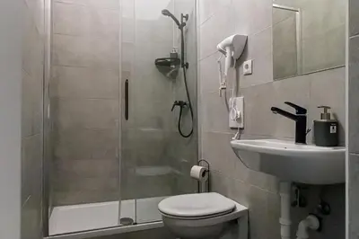 Ein Badezimmer in der Unterkunft Charming 2BR Apartment 11-Min to Meidling Station