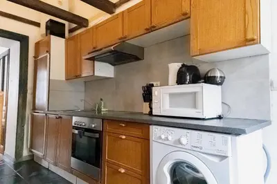 Küche/Küchenzeile in der Unterkunft Charming 2BR Apartment 11-Min to Meidling Station