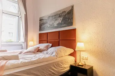 Ein Bett oder Betten in einem Zimmer der Unterkunft Charming 2BR Apartment 11-Min to Meidling Station