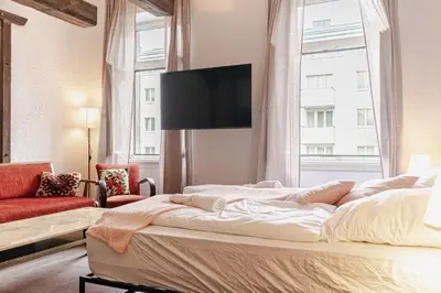 Ein Bett oder Betten in einem Zimmer der Unterkunft Charming 2BR Apartment 11-Min to Meidling Station