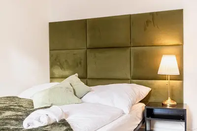 Ein Bett oder Betten in einem Zimmer der Unterkunft Charming 2BR Apartment 11-Min to Meidling Station
