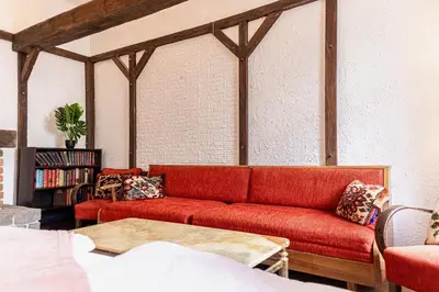 Ein Sitzbereich in der Unterkunft Charming 2BR Apartment 11-Min to Meidling Station