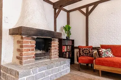 Ein Sitzbereich in der Unterkunft Charming 2BR Apartment 11-Min to Meidling Station