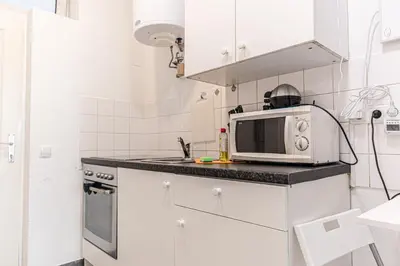 Küche/Küchenzeile in der Unterkunft Welcoming Stylish Studio Ideal for Long stays