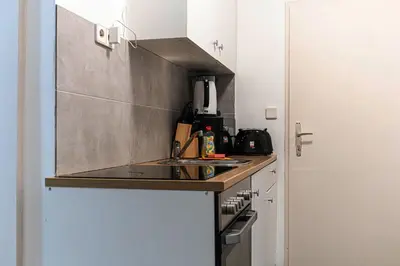 Küche/Küchenzeile in der Unterkunft Stylish 1-Bedroom Retreat - Meidling City Center
