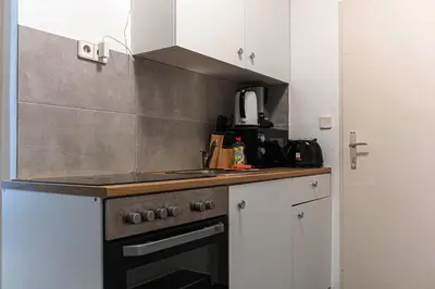 Küche/Küchenzeile in der Unterkunft Stylish 1-Bedroom Retreat - Meidling City Center
