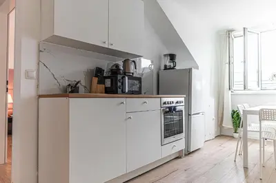 Küche/Küchenzeile in der Unterkunft Beautiful 2BR Apt, Near U6 Station am Schöpfwerk