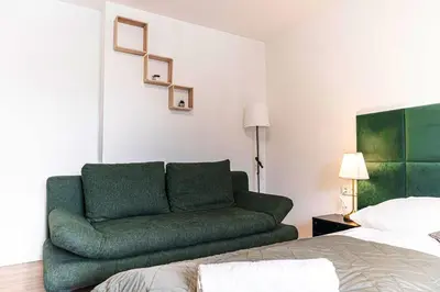 Ein Sitzbereich in der Unterkunft Beautiful 2BR Apt, Near U6 Station am Schöpfwerk