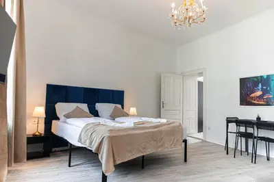 Ein Bett oder Betten in einem Zimmer der Unterkunft Stylish 2BR Apartment 11 Min to Meidling Station