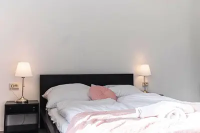 Ein Bett oder Betten in einem Zimmer der Unterkunft Stylish 2BR Apartment 11 Min to Meidling Station