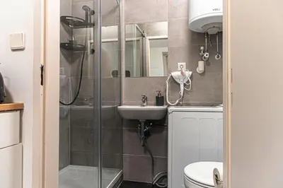 Ein Badezimmer in der Unterkunft Stylish 2BR Apartment 11 Min to Meidling Station