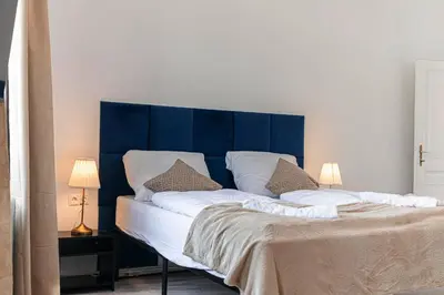 Ein Bett oder Betten in einem Zimmer der Unterkunft Stylish 2BR Apartment 11 Min to Meidling Station