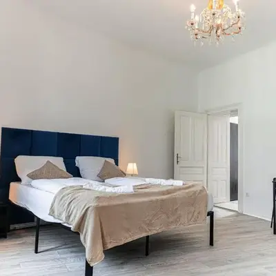 Stylish 2BR Apartment 11 Min to Meidling Station
