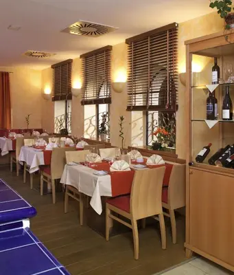 Ein Restaurant oder anderes Speiselokal in der Unterkunft Gasthof zur Grenze