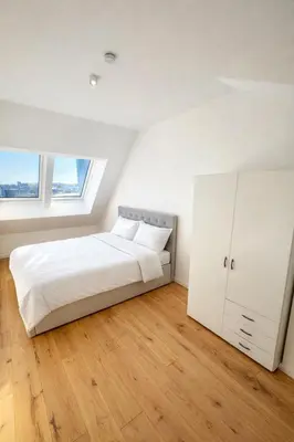 Ein Bett oder Betten in einem Zimmer der Unterkunft Exklusiv 2BR Penthouse Dß! Big Terrace&Garage!