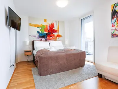 Ein Bett oder Betten in einem Zimmer der Unterkunft Penthouse Studio with Terrace, Pool, Sauna and City View at HBF Main Station