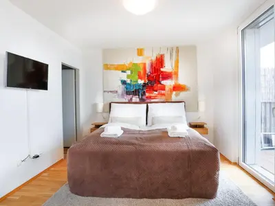 Ein Bett oder Betten in einem Zimmer der Unterkunft Penthouse Studio with Terrace, Pool, Sauna and City View at HBF Main Station