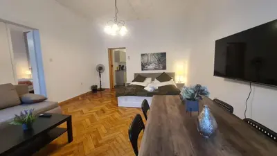 TV/Unterhaltungsangebot in der Unterkunft Stylish Multi Apt Perfect for Group Stays