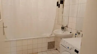 Ein Badezimmer in der Unterkunft Stylish Multi Apt Perfect for Group Stays