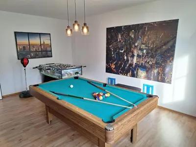 Ein Billardtisch in der Unterkunft House with garden close to Vienna & Airport