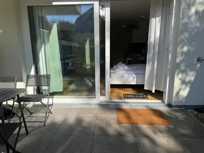 Ein Balkon oder eine Terrasse in der Unterkunft Modern City Apartment with private Garden
