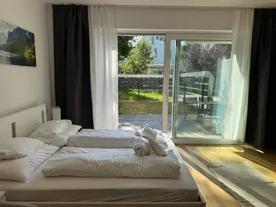 Ein Bett oder Betten in einem Zimmer der Unterkunft Modern City Apartment with private Garden