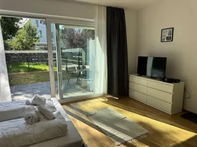 Ein Bett oder Betten in einem Zimmer der Unterkunft Modern City Apartment with private Garden