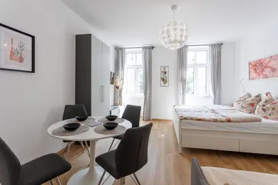 Ein Bett oder Betten in einem Zimmer der Unterkunft Central Renovated Apartment with Free Parking & AC